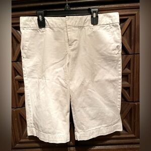 AE Classic White Knee Length Shorts. Size 6.